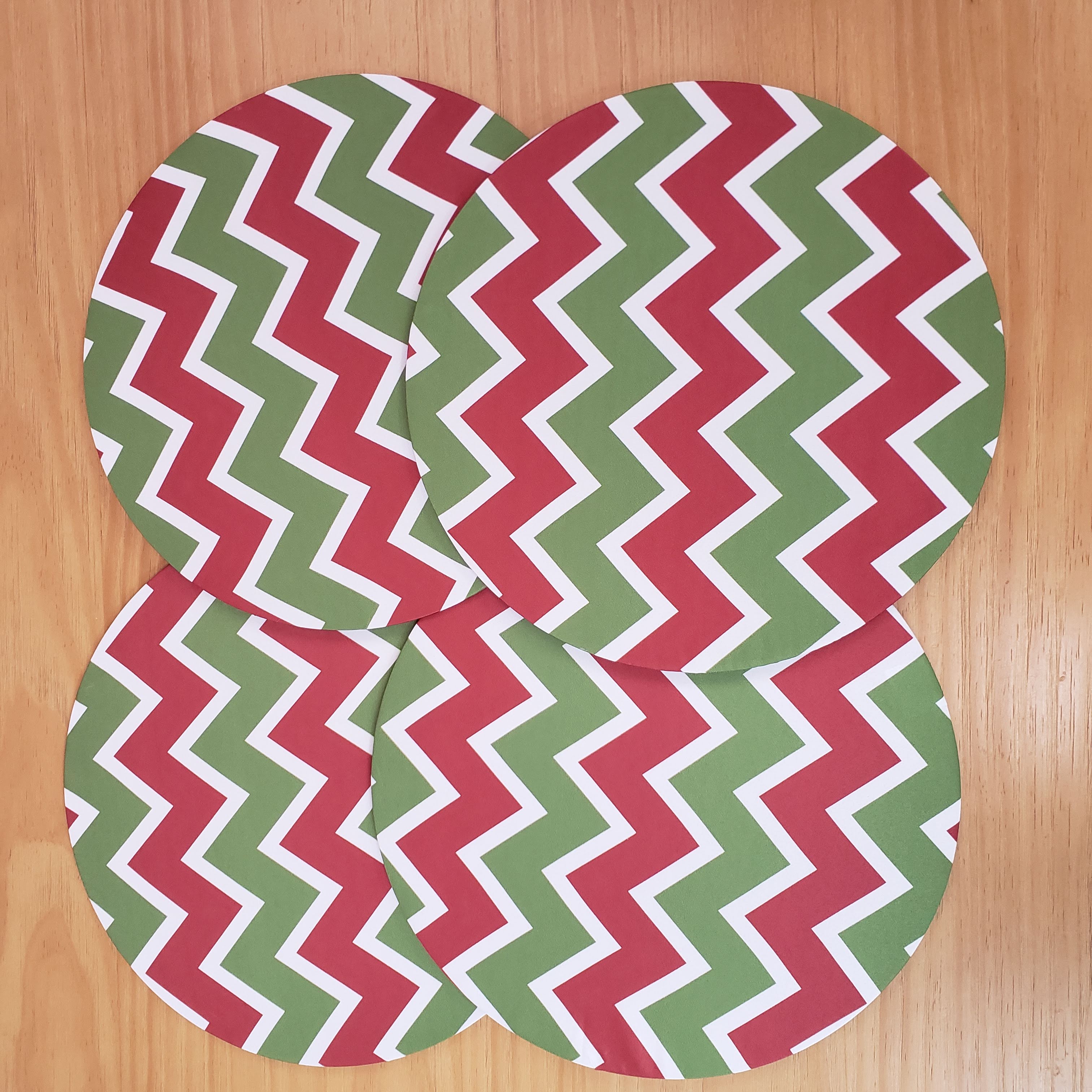 Set of 4 Round Placemats Covers Christmas Chevron Green Red Cloth 14" Dia  | Red