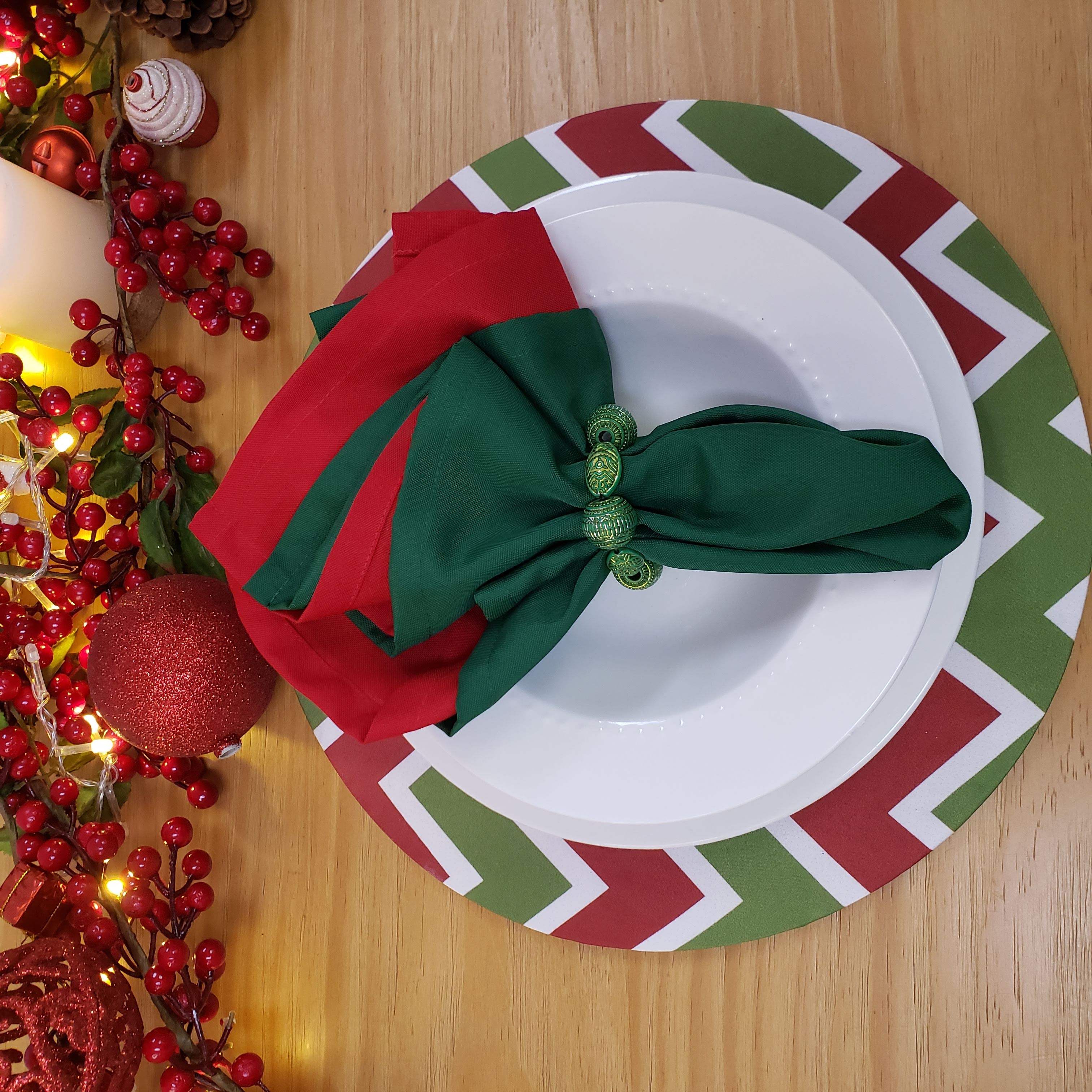 Set of 4 Round Placemats Covers Christmas Chevron Green Red Cloth 14" Dia  | Red